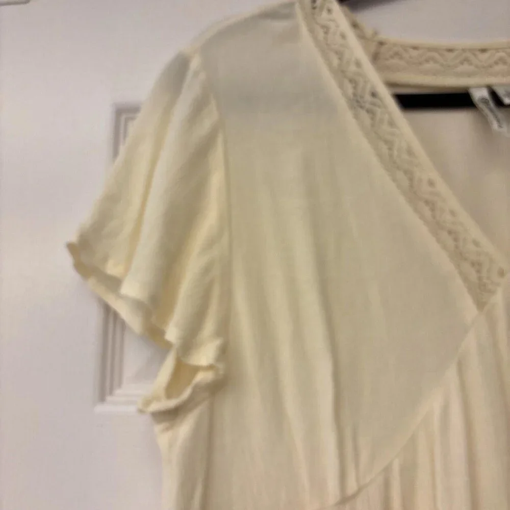 Versona Cream Top V-Neck V Neck  Lace Short Sleeve. Size L. Lace. Casual Work - Picture 3 of 7